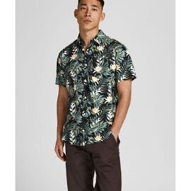 ¿Quieres presumir de lookazo este verano? Con la camisa Hawaii Jack&Jone, acierto seguro.