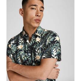 ¿Quieres presumir de lookazo este verano? Con la camisa Hawaii Jack&Jone, acierto seguro.